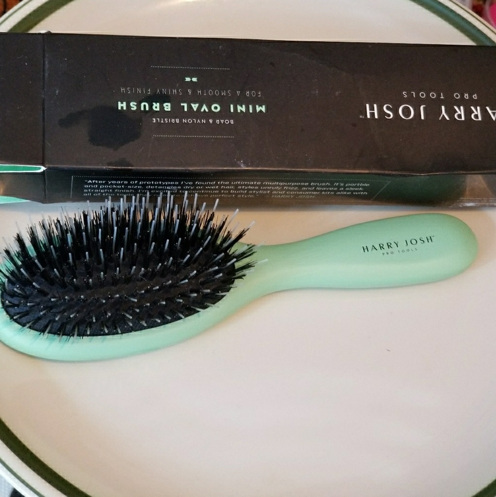 Harry Josh mini oval brush